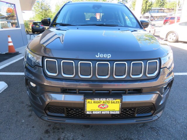Used 2022 Granite Crystal Metallic Clearcoat Jeep Latitude image 7