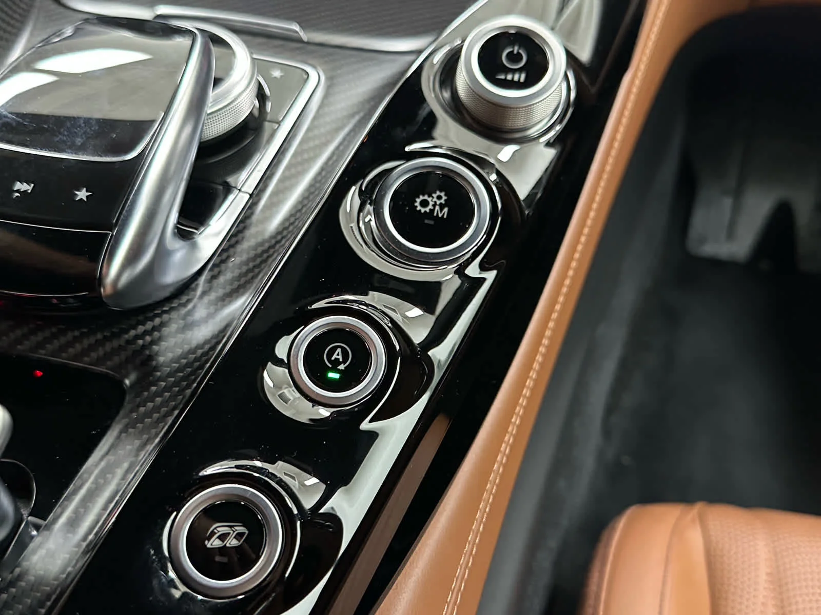 Used 2018 designo Diamond White Metallic Mercedes-Benz AMG® GT C image 30