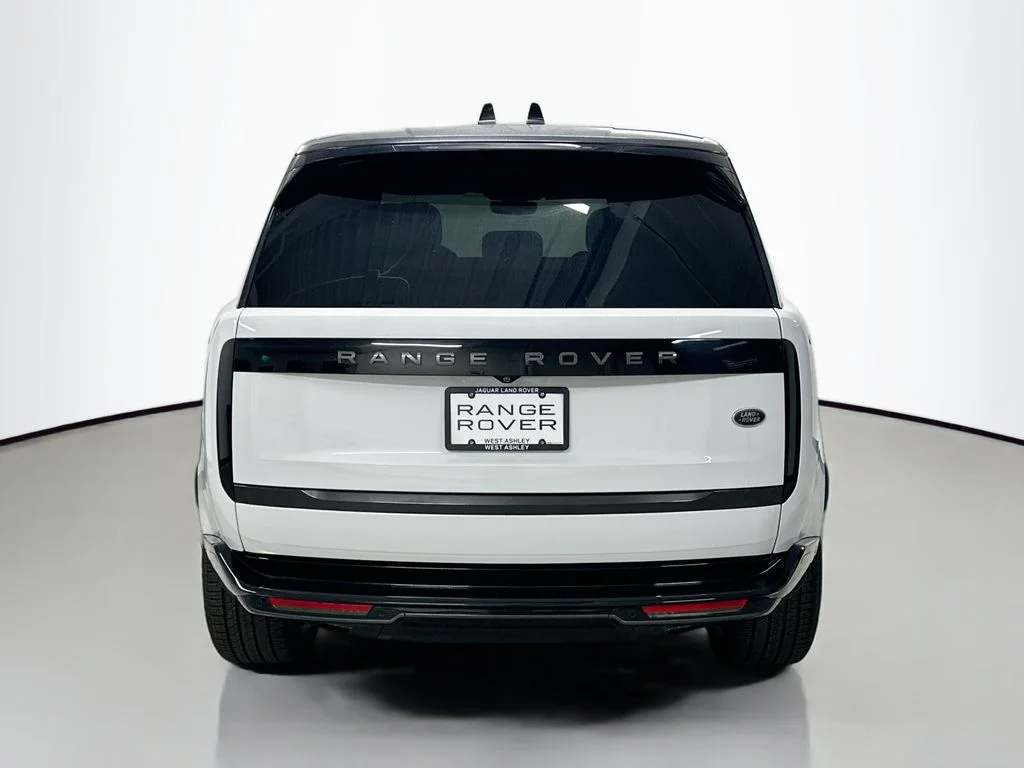 Used 2023 Fuji White Land Rover SE image 10