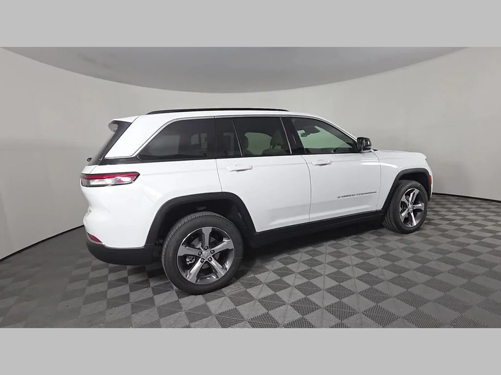 New 2026 Bright White Clear-Coat Exterior Paint Jeep Limited image 26