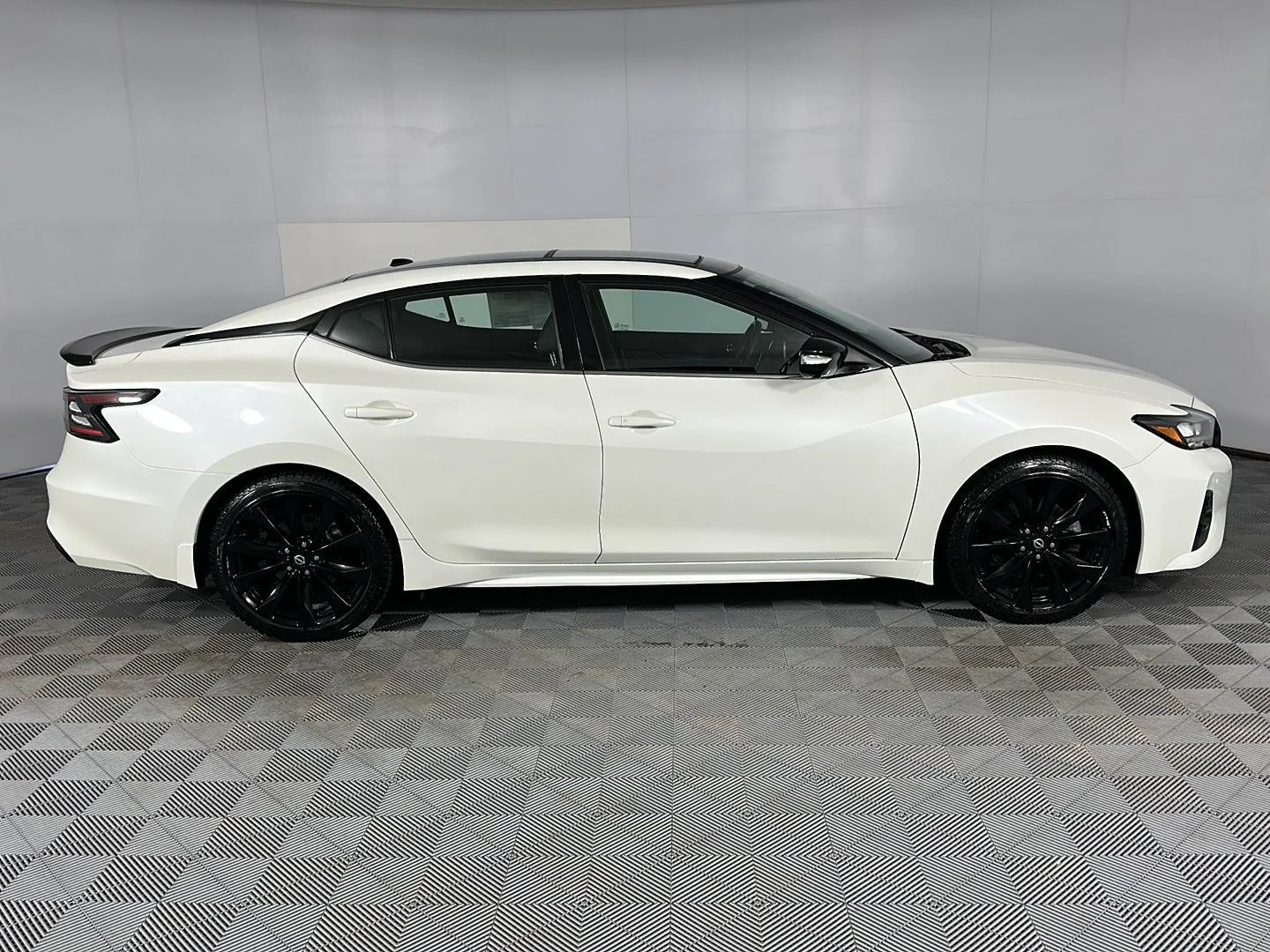 Used 2023 Pearl White Tricoat Nissan SR image 30