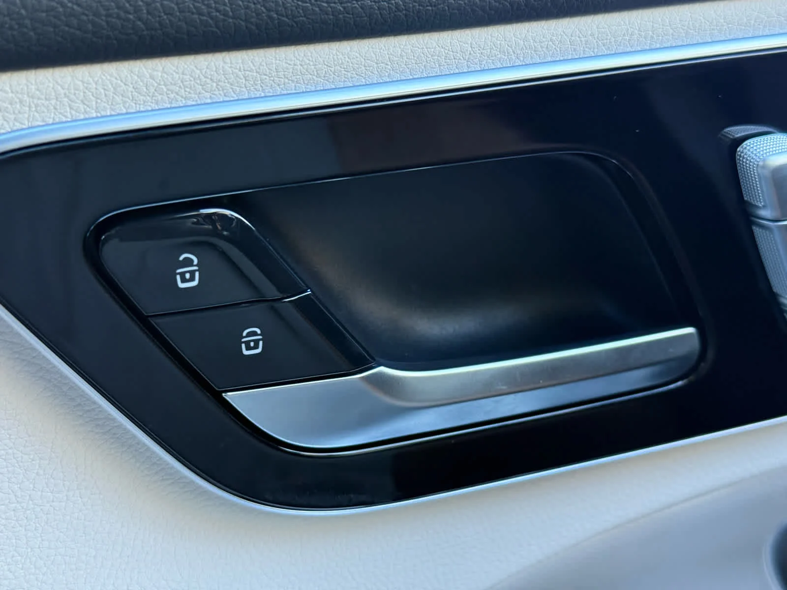 2025 Mercedes-Benz C-Class Sedan C 300 - Photo 23