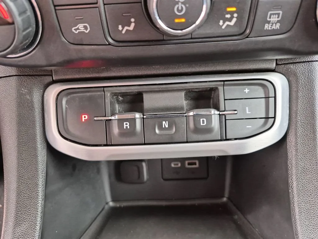 Used 2021 SUMMIT WHITE GMC SLE image 27