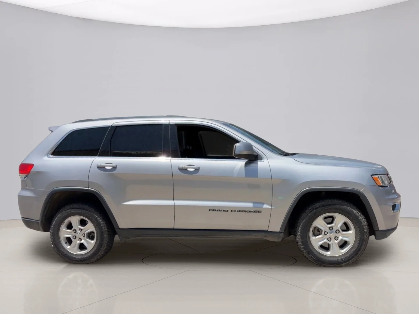 Used 2017 Silver Jeep LAREDO image 6