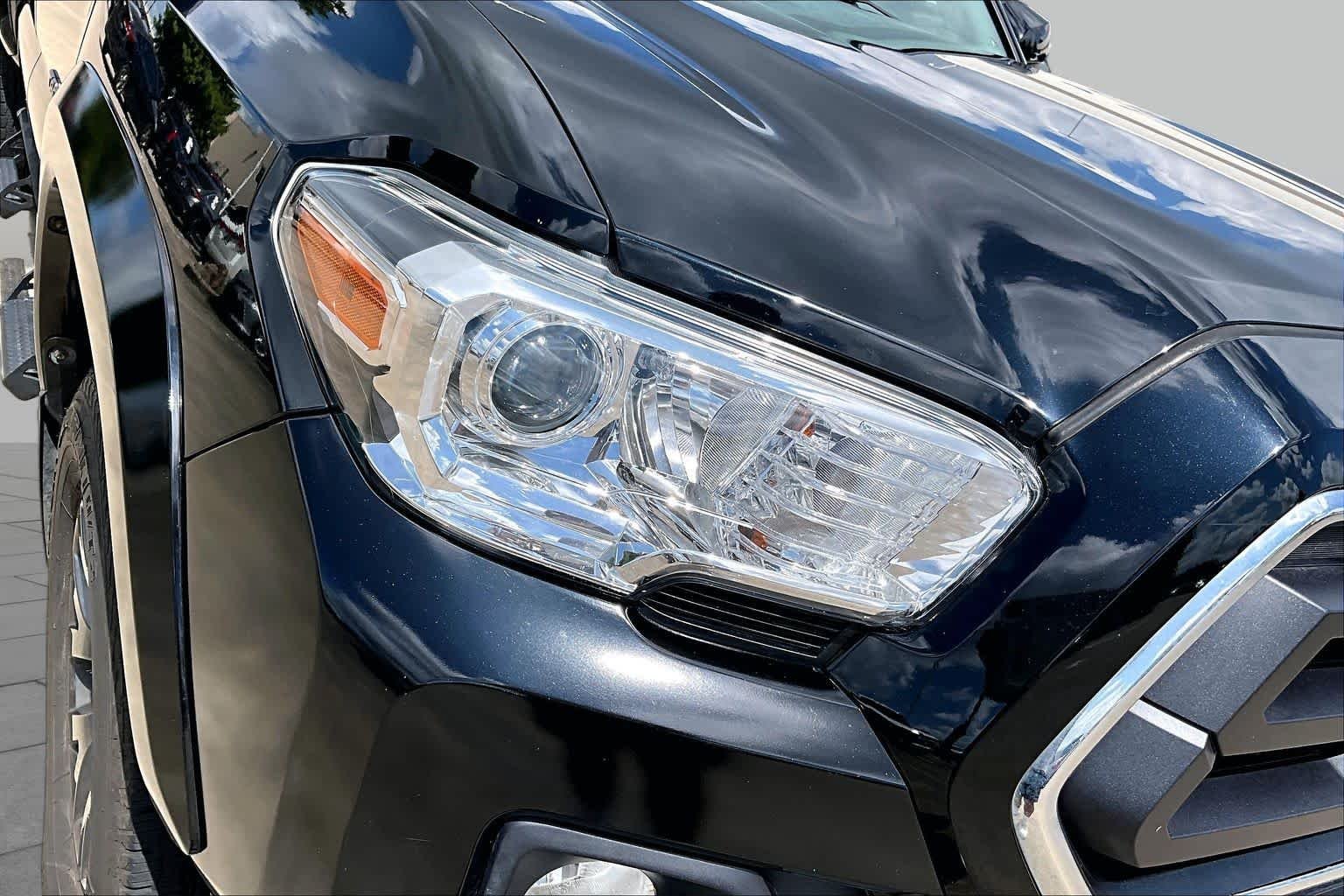 Used 2022 Midnight Black Metallic Toyota SR5 image 26