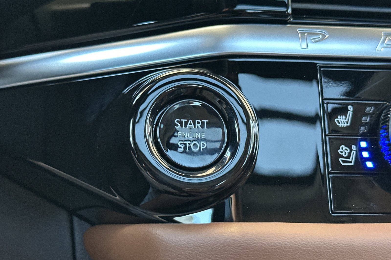 New 2026 Boulder Gray Pearl/Super Black Nissan Platinum image 23