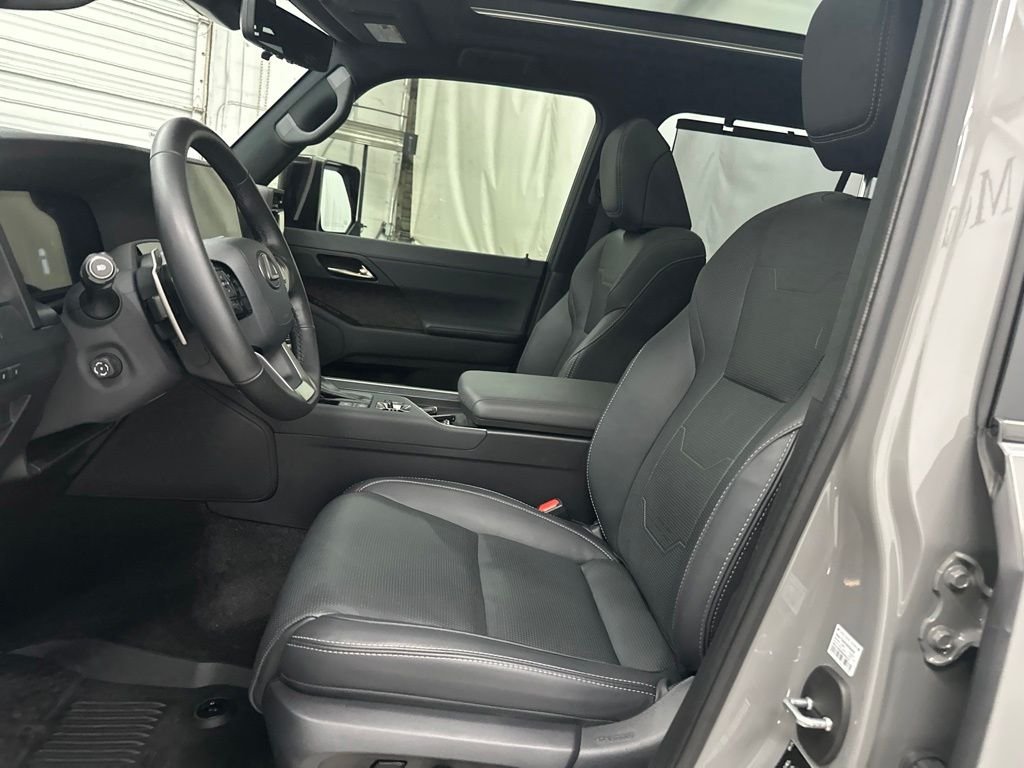 Used 2024  Lexus 550 Luxury+ image 21