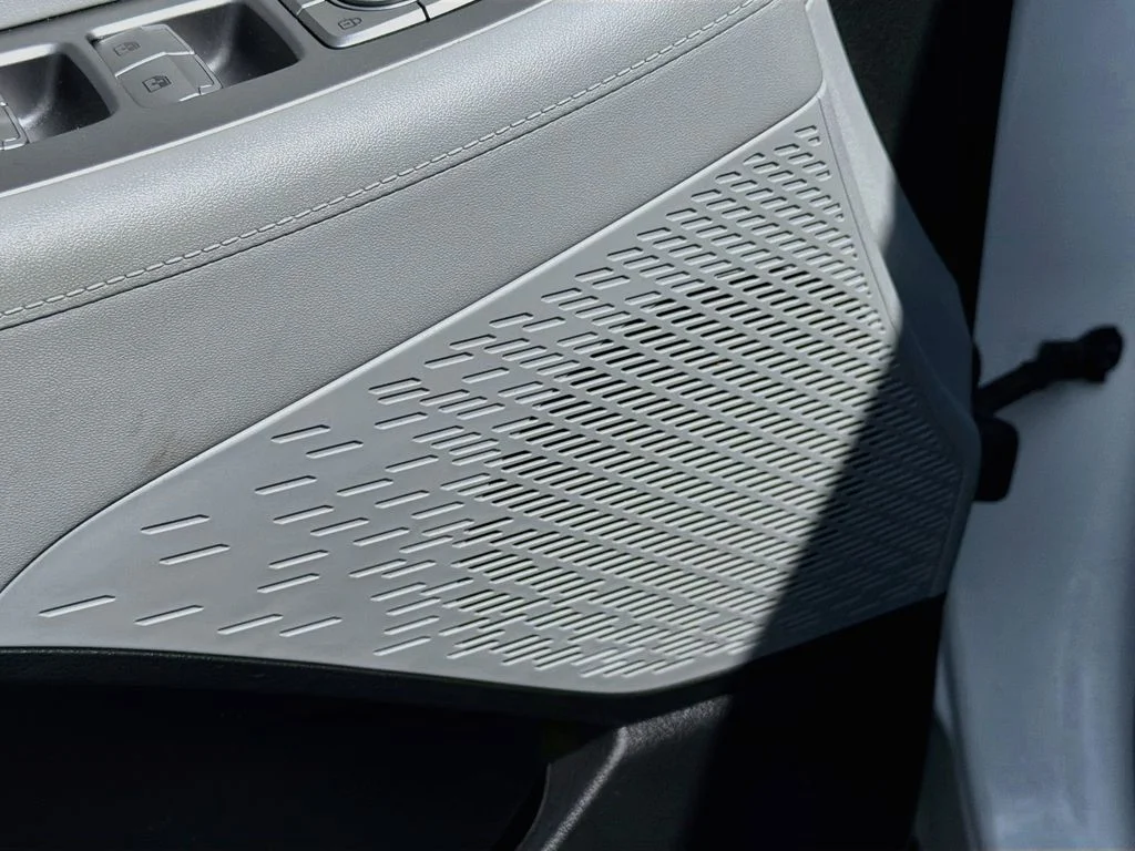 Used 2025 White Hyundai SEL image 19