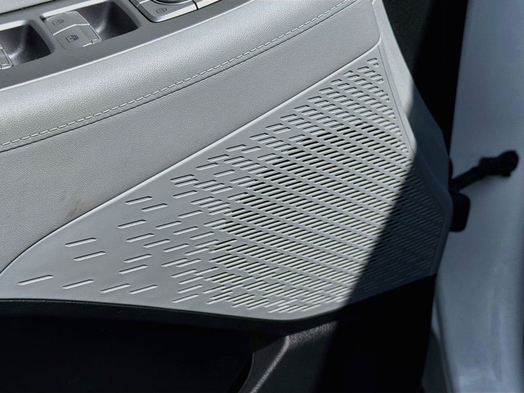 Used 2025 White Hyundai SEL image 19