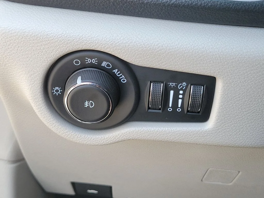 Used 2024 White Chrysler Select image 17