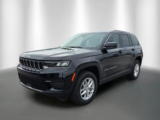 New 2026 Diamond Black Crystal Pearl-Coat Exterior Paint Jeep Laredo image 2