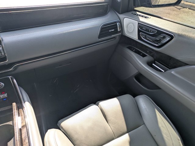 Used 2018 Black Lincoln Reserve image 18