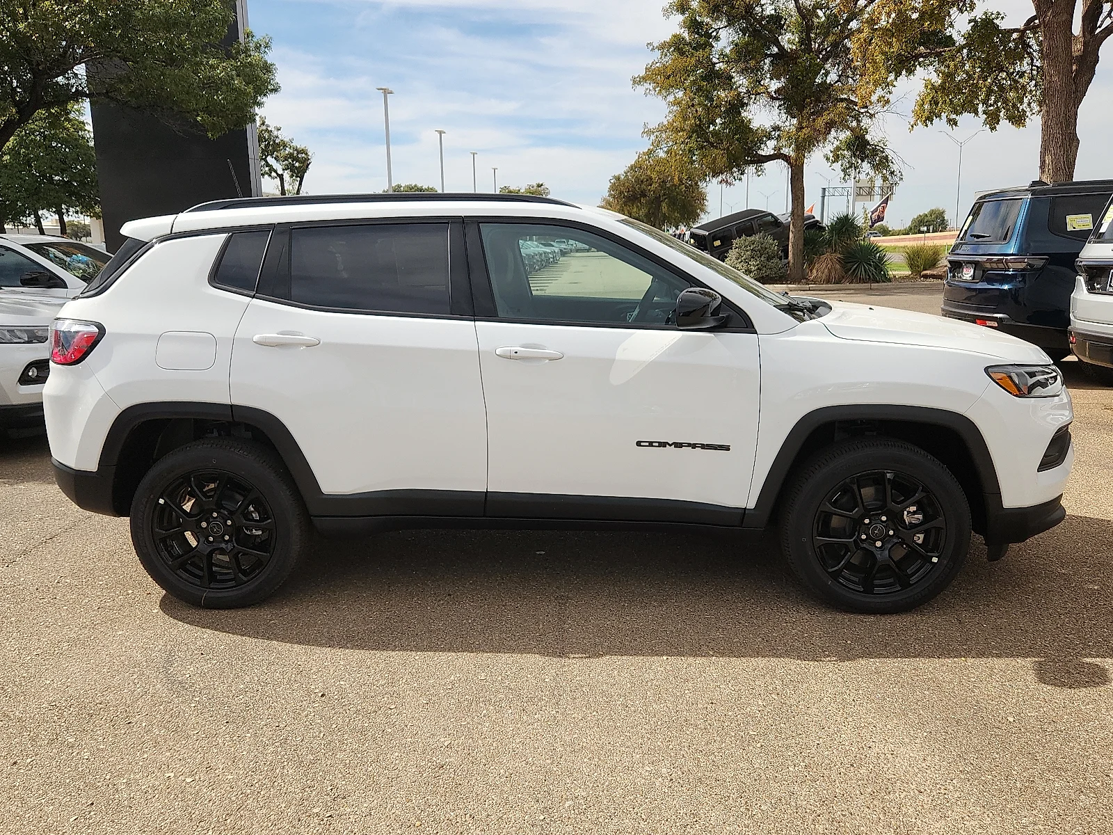 New 2027 Bright White Clear-Coat Paint Jeep LATITUDE ALTITUDE 4X4 image 5