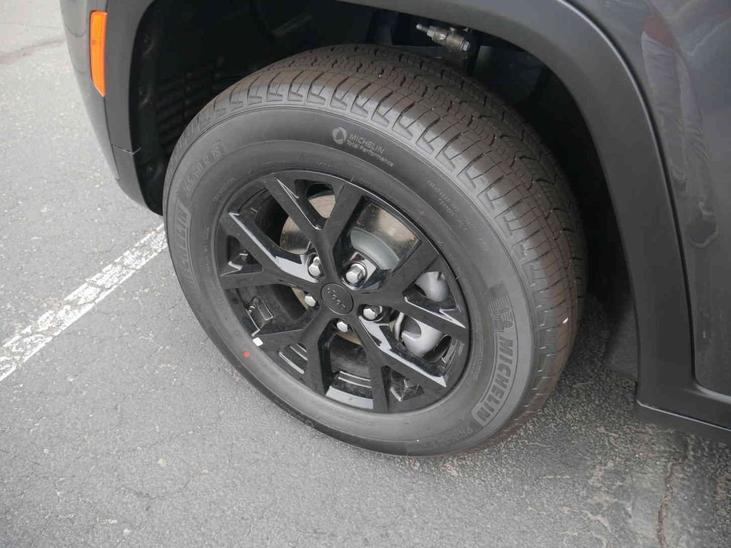 New 2026 Baltic Gray Metallic Clear-Coat Exterior Paint Jeep Laredo image 9