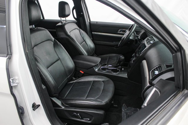 Used 2018 White Platinum Clearcoat Metallic Ford XLT image 17