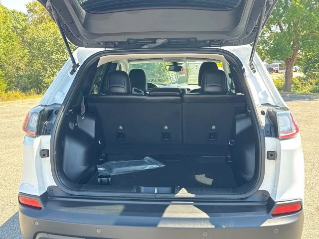 Used 2021 White Jeep Latitude Lux image 14