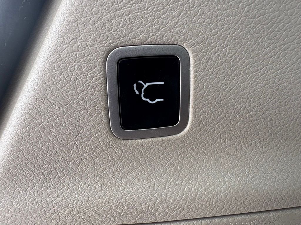 Used 2022 White Chrysler Touring L image 8