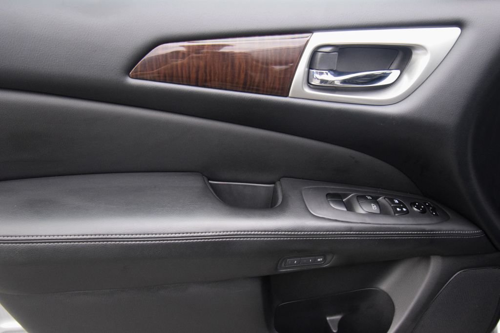 Used 2016 Silver Nissan Platinum image 22
