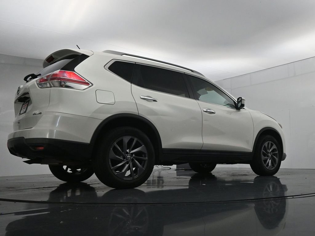 Used 2016 White Nissan SL image 38