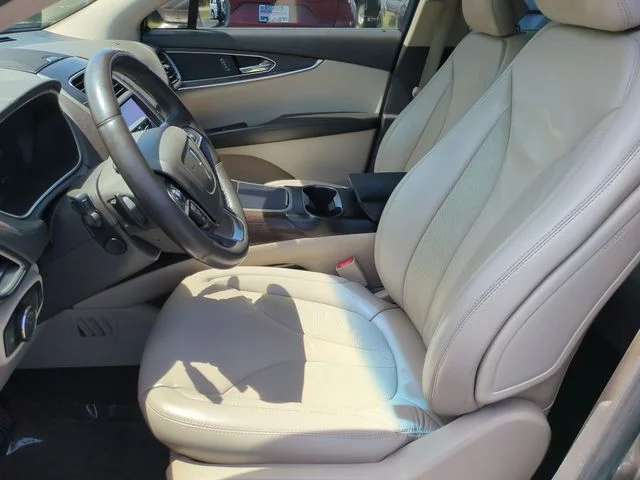 Used 2019 Brown Lincoln Select image 11