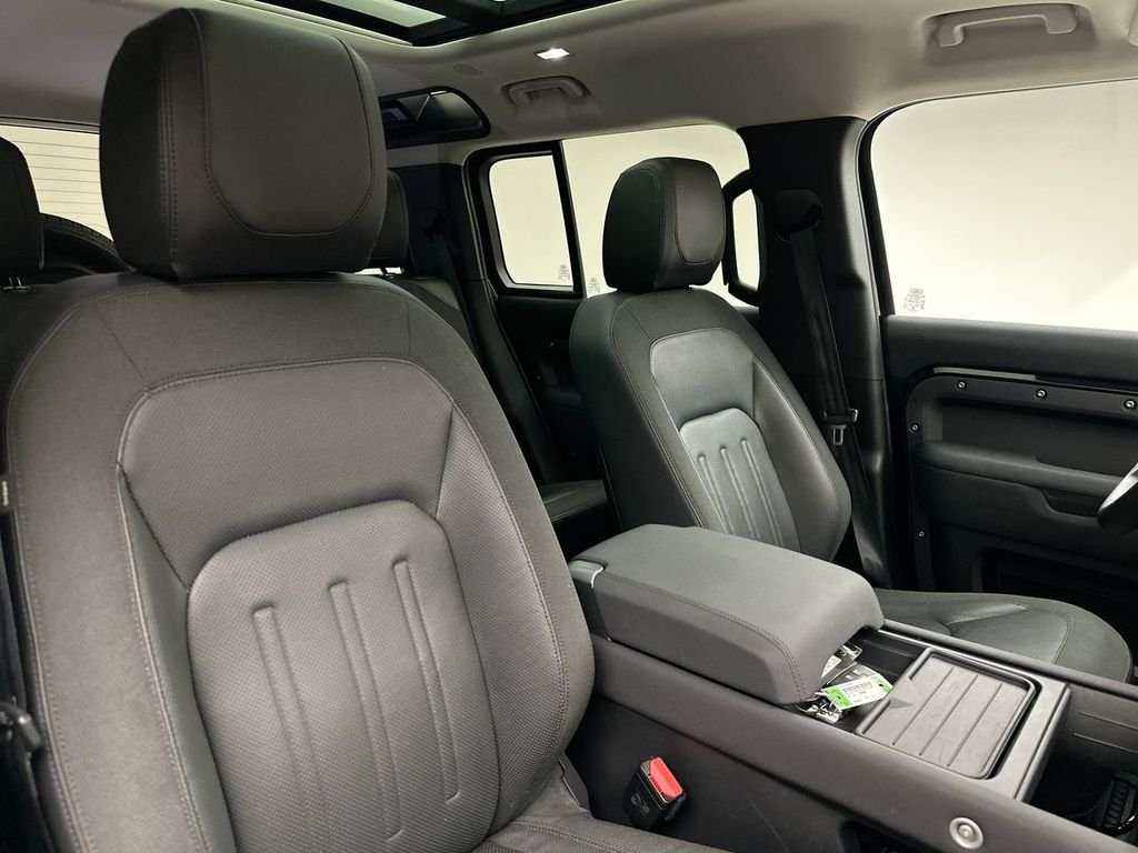 Used 2020 Santorini Black Metallic Land Rover S image 18