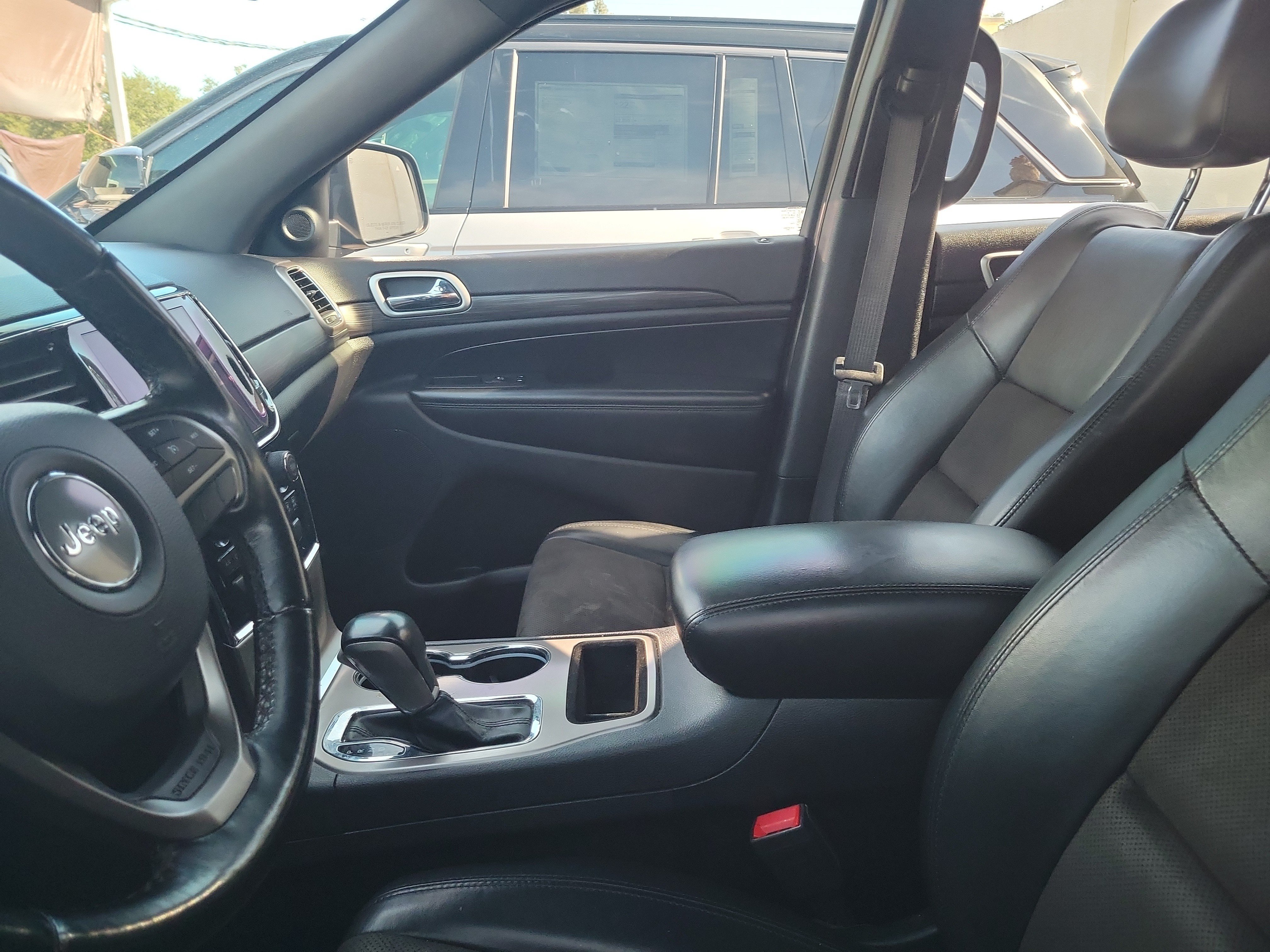 Used 2021 Diamond Black Crystal Pearlcoat Jeep Laredo X image 7