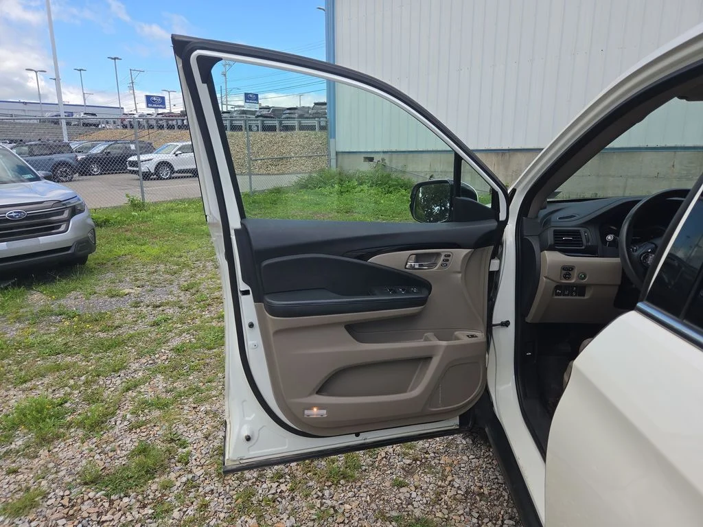 Used 2016 White Honda Touring image 24