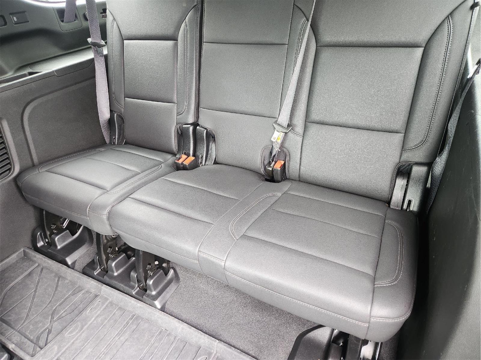 2024 Chevrolet Suburban photo 32 of 35