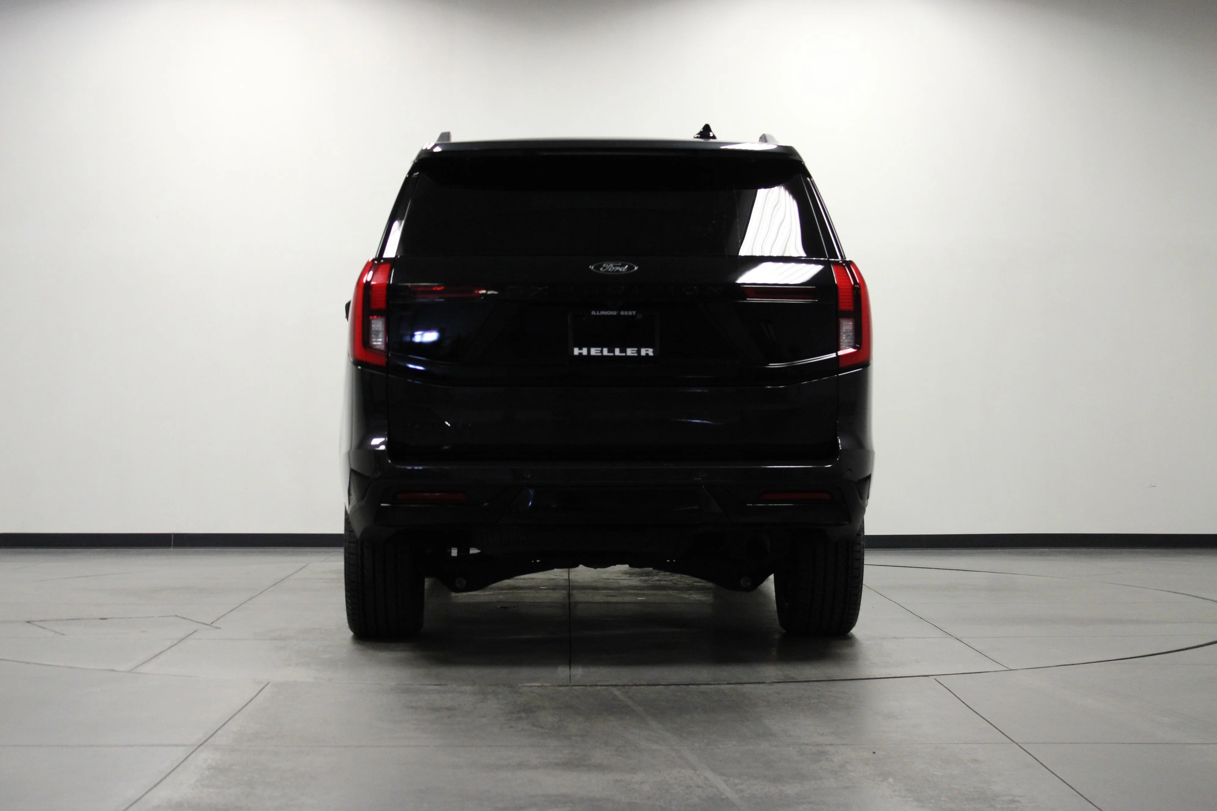 Used 2025 Gray Metallic Ford Platinum image 5