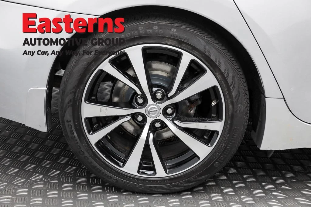 Used 2018 Silver Nissan Platinum image 32