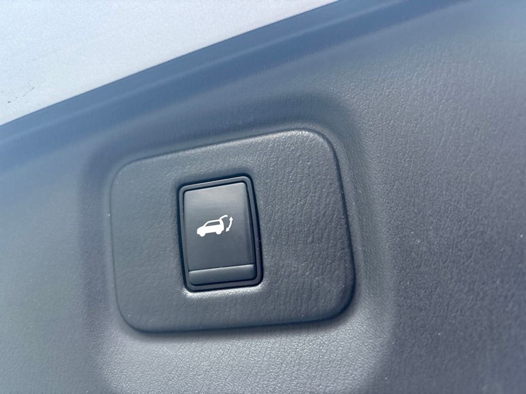 Used 2019 Silver Nissan SL image 20