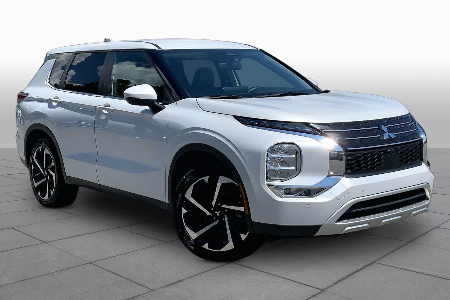 Used 2024 White Diamond Mitsubishi SE image 3