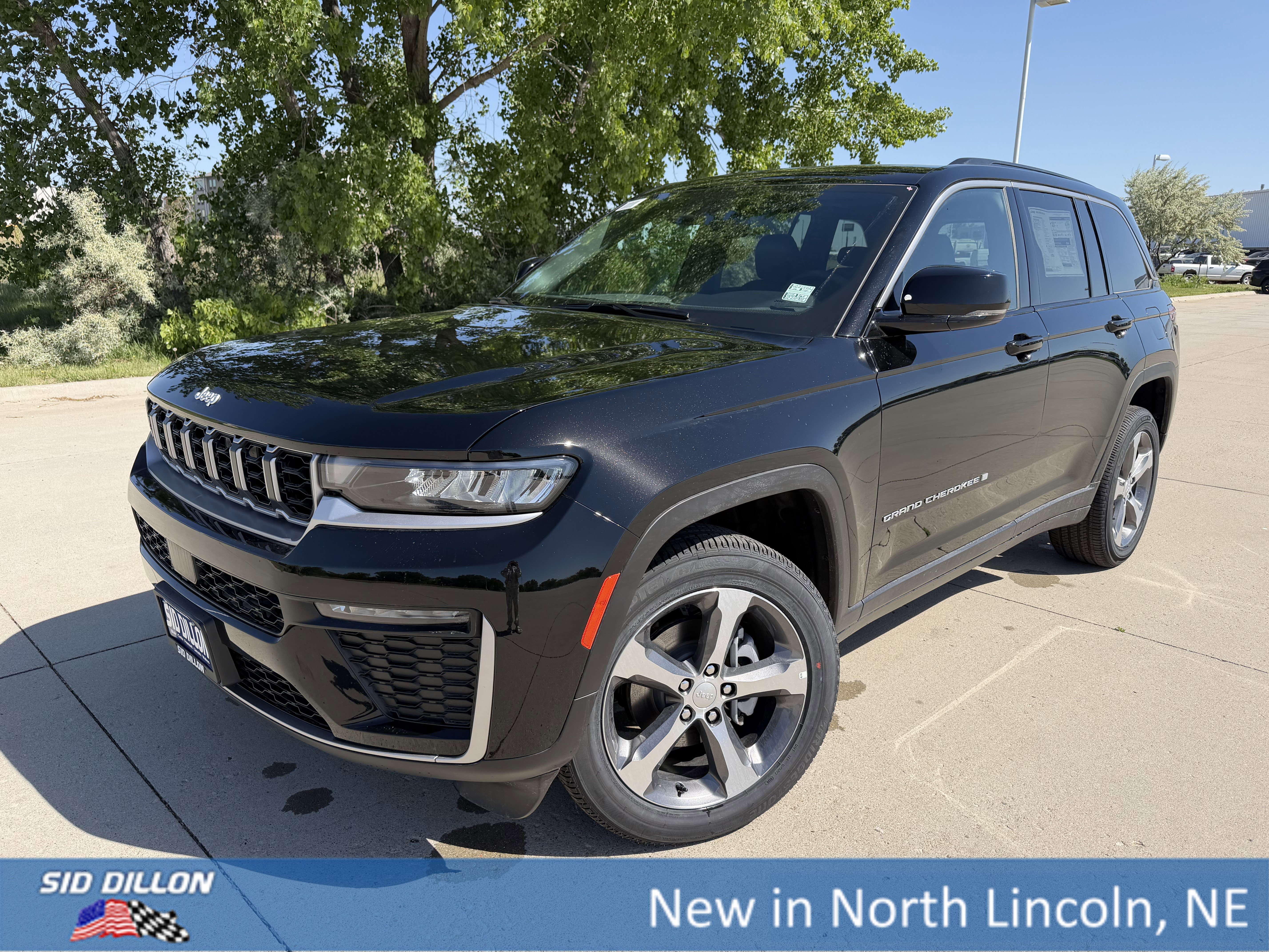 Diamond Black Crystal Pearlcoat 2026 Jeep Grand Cherokee Limited 4WD SUV / Crossover Four-Wheel Drive