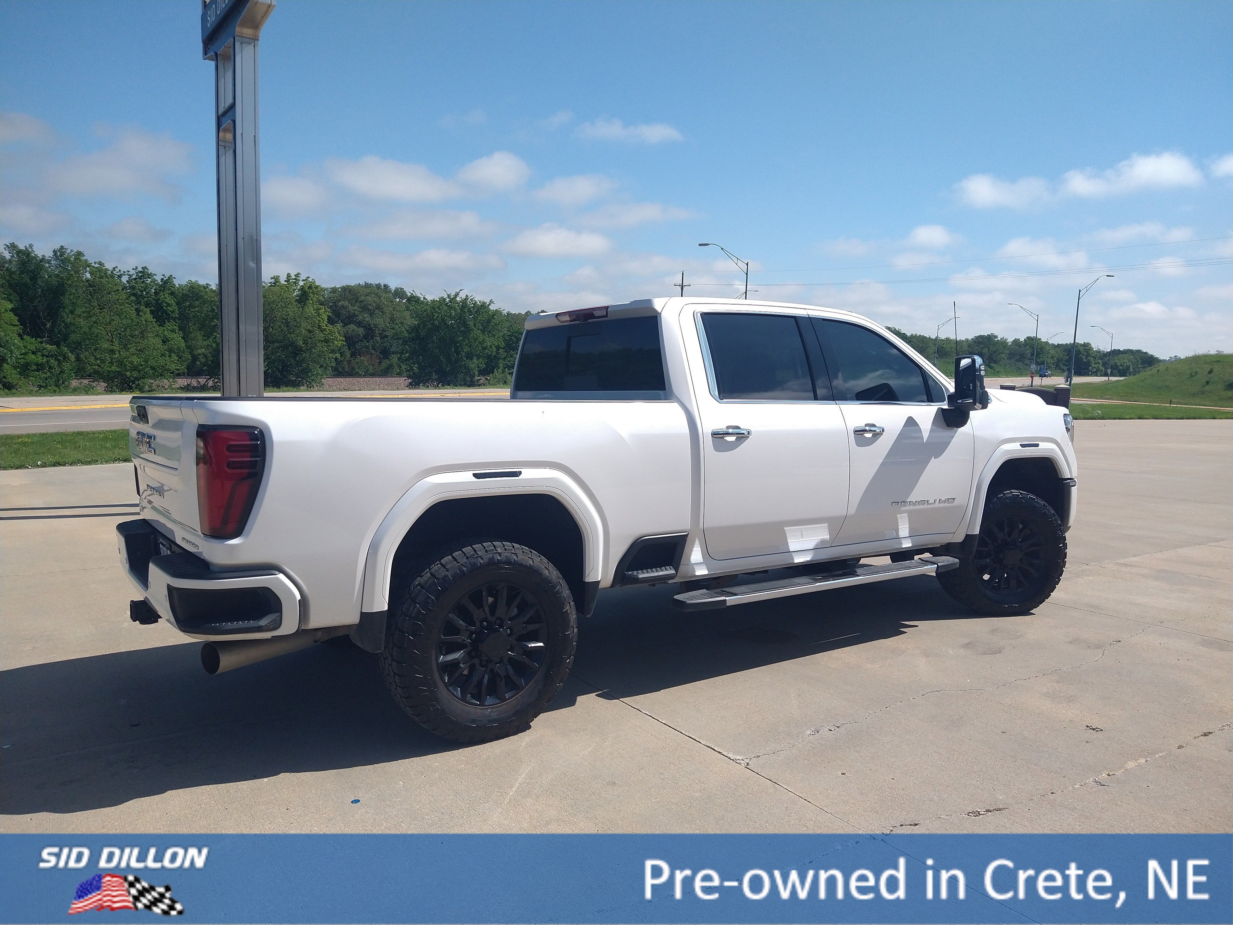 Used 2025 White Frost Tricoat GMC Denali image 13