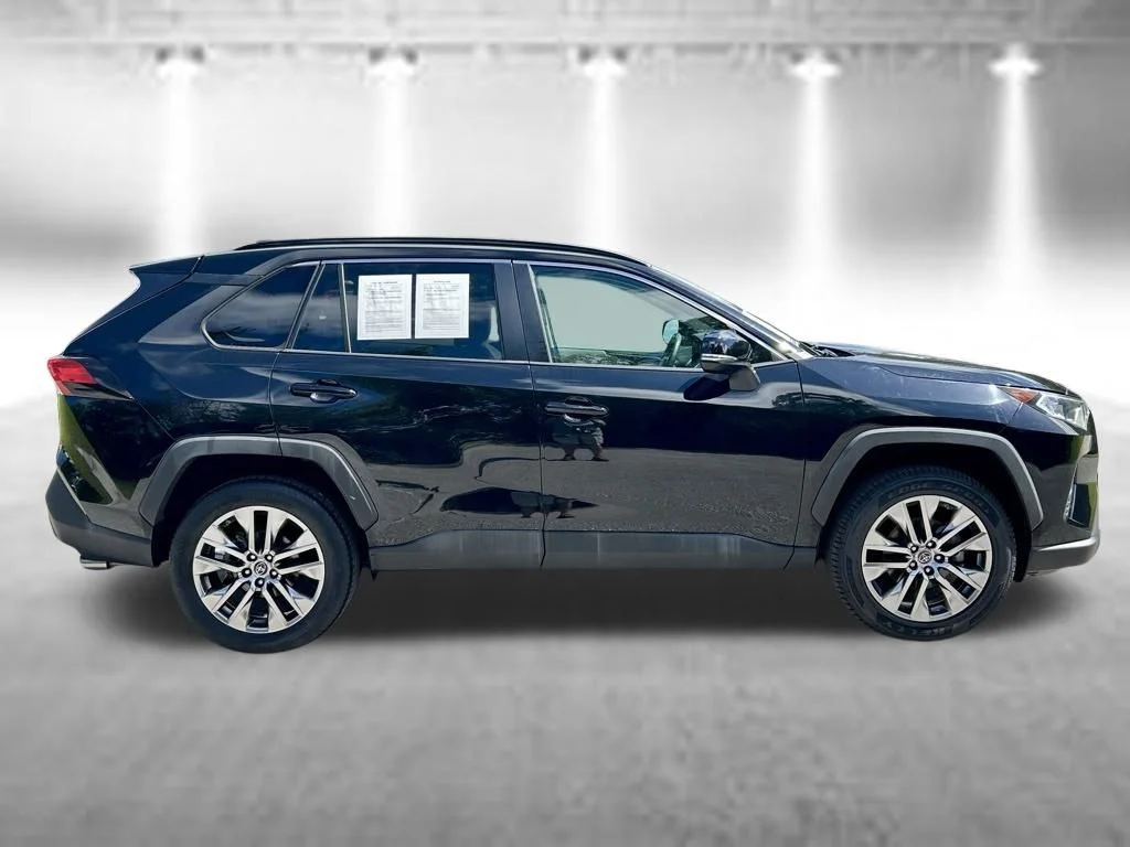 Certified Used 2019 Midnight Black Metallic Toyota XLE Premium image 4