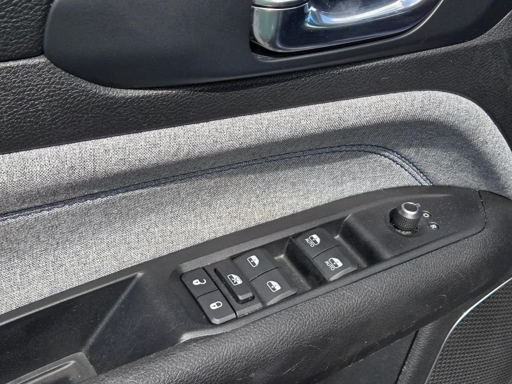 Used 2022 Silver Jeep Latitude image 15