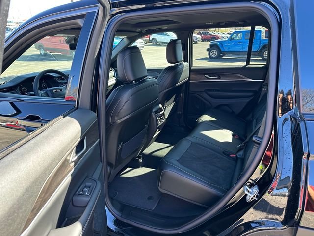 New 2026 Diamond Black Crystal Pearl-Coat Exterior Paint Jeep Laredo Altitude image 11