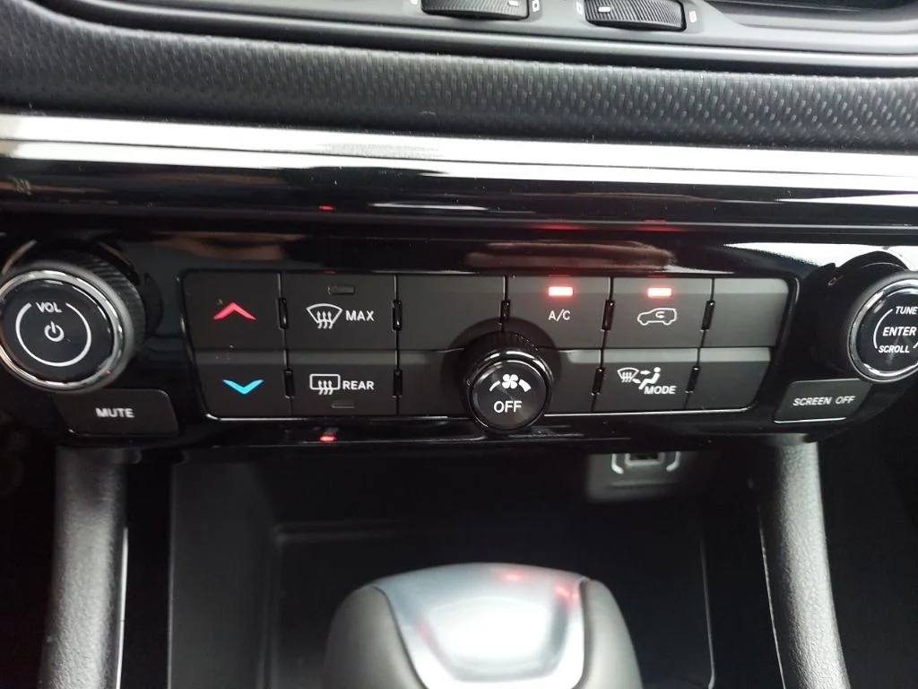 New 2026 Hydro Blue Pearlcoat Jeep Latitude image 30