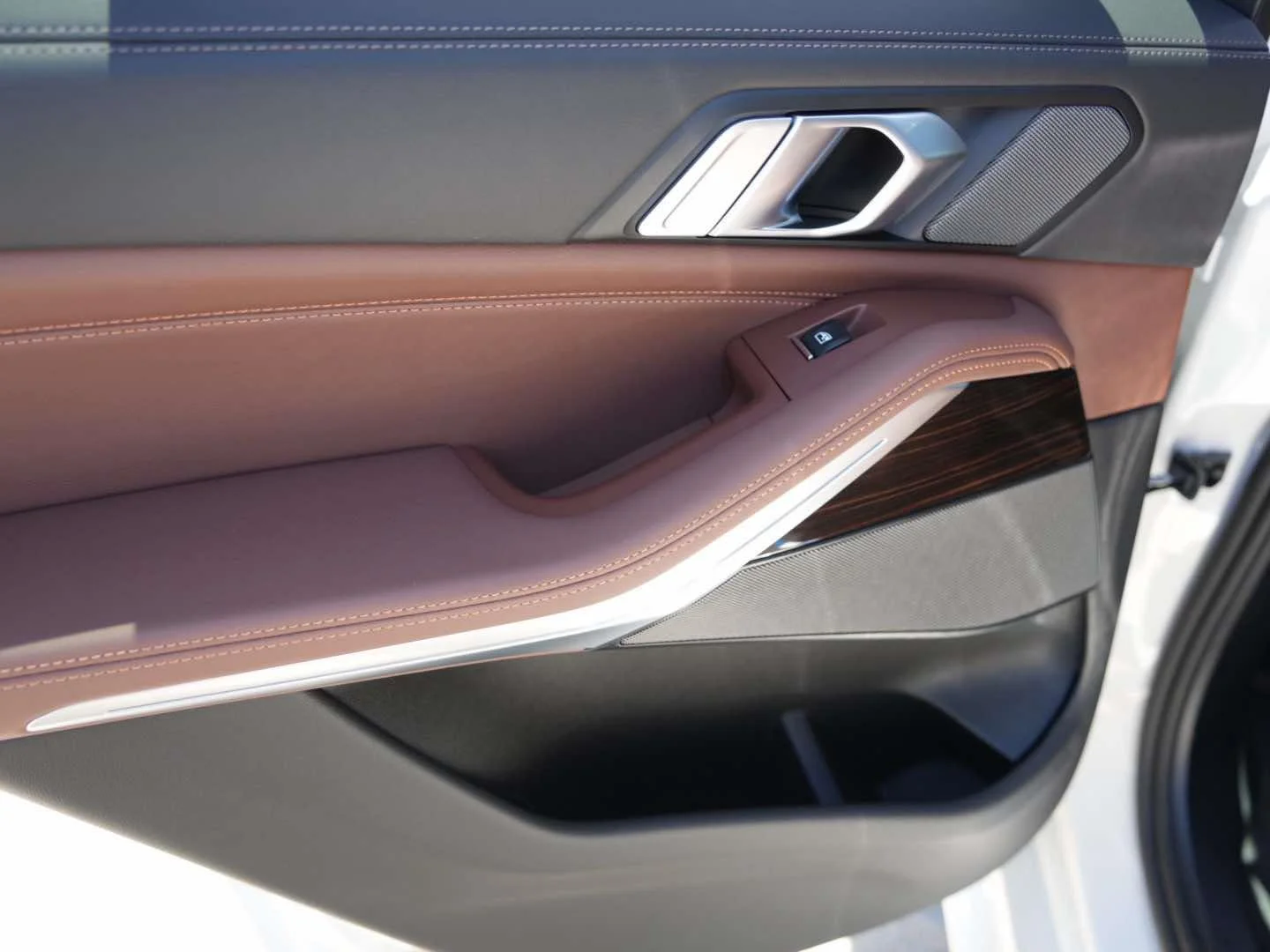New 2026 Mineral White Metallic BMW sDrive40i image 8
