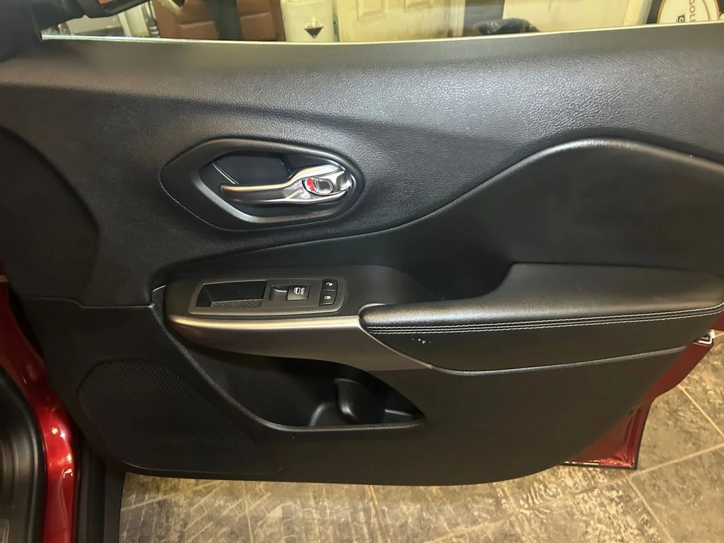 Used 2019 Velvet Red Pearlcoat Jeep Limited 4x4 image 17