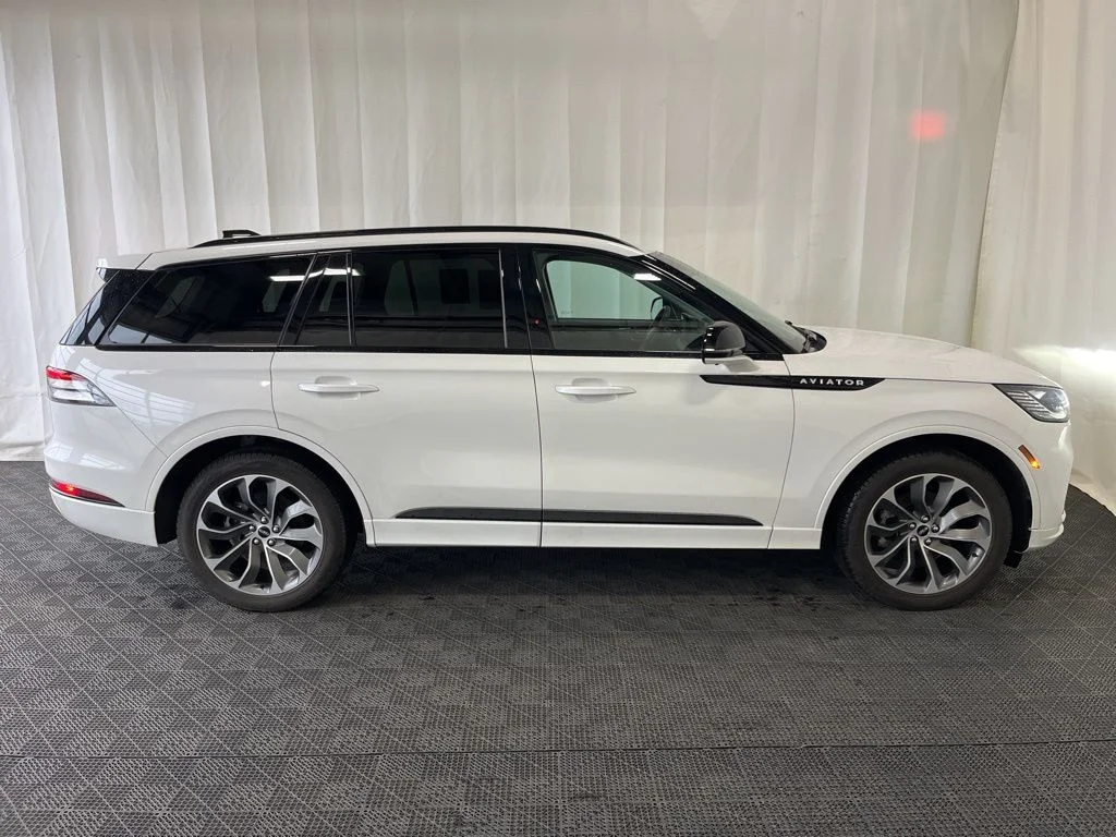 Used 2025 White Lincoln Premiere image 2