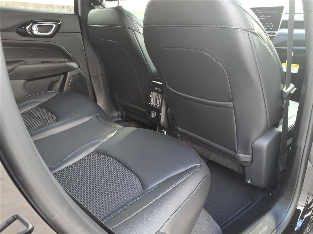 New 2026 Diamond Black Crystal Pearl-Coat Exterior Paint Jeep Latitude Altitude image 8