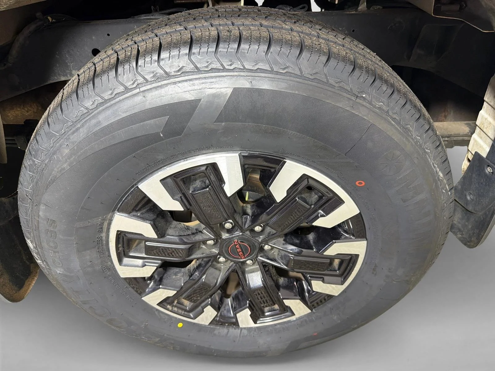 Used 2022 Whtie Nissan PRO-4X image 17