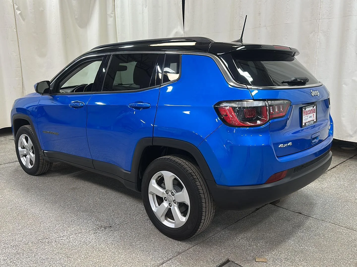 Used 2018 Laser Blue Pearlcoat Jeep Latitude image 3