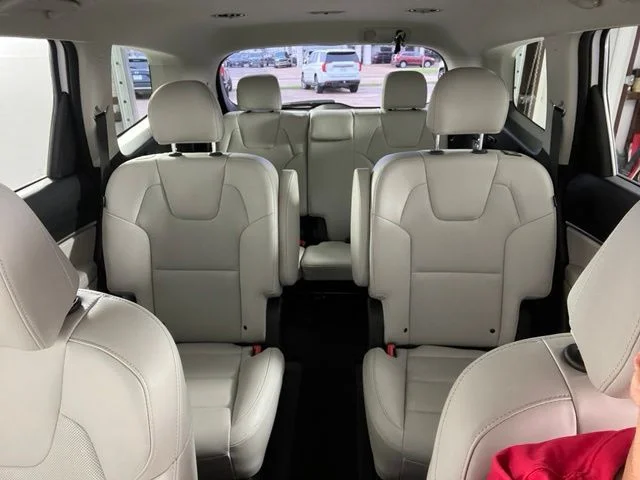Used 2023 White Kia S image 28