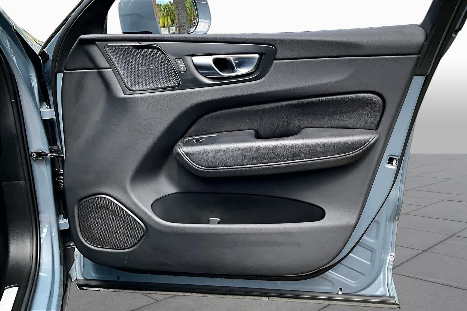 Used 2022 Thunder Grey Metallic Volvo Momentum image 23