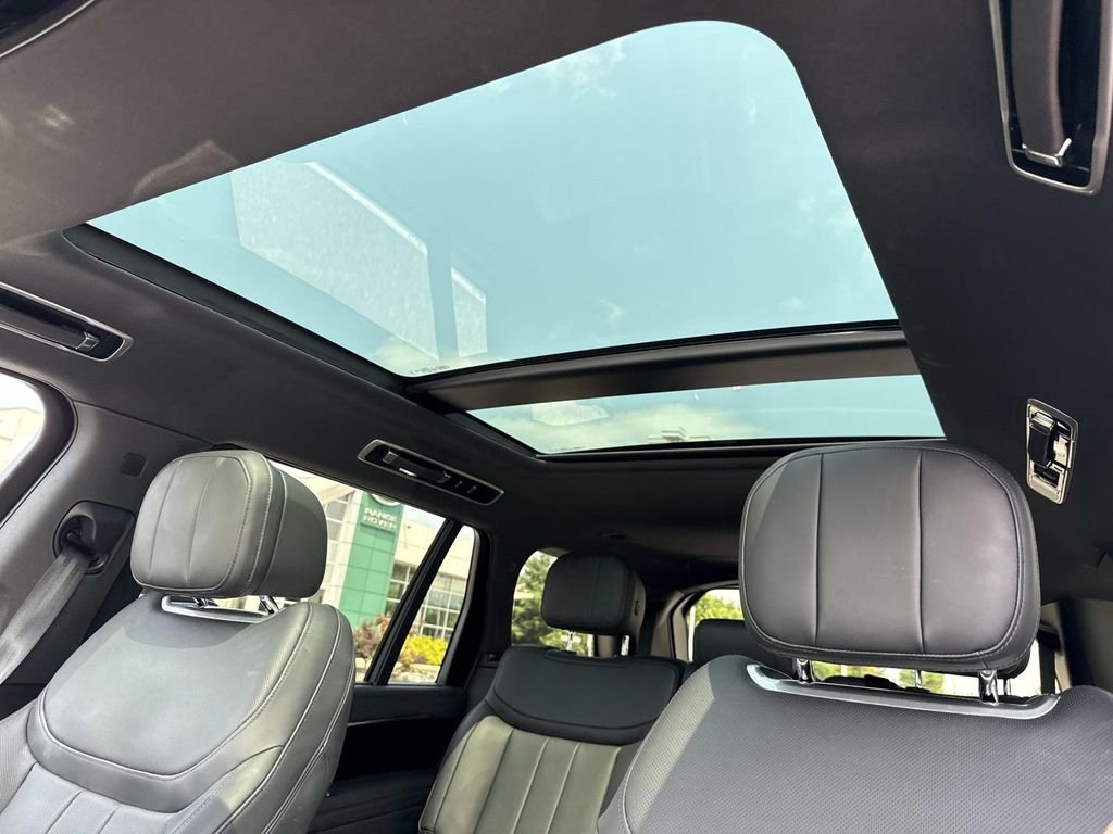 Used 2024 White Land Rover SE image 22