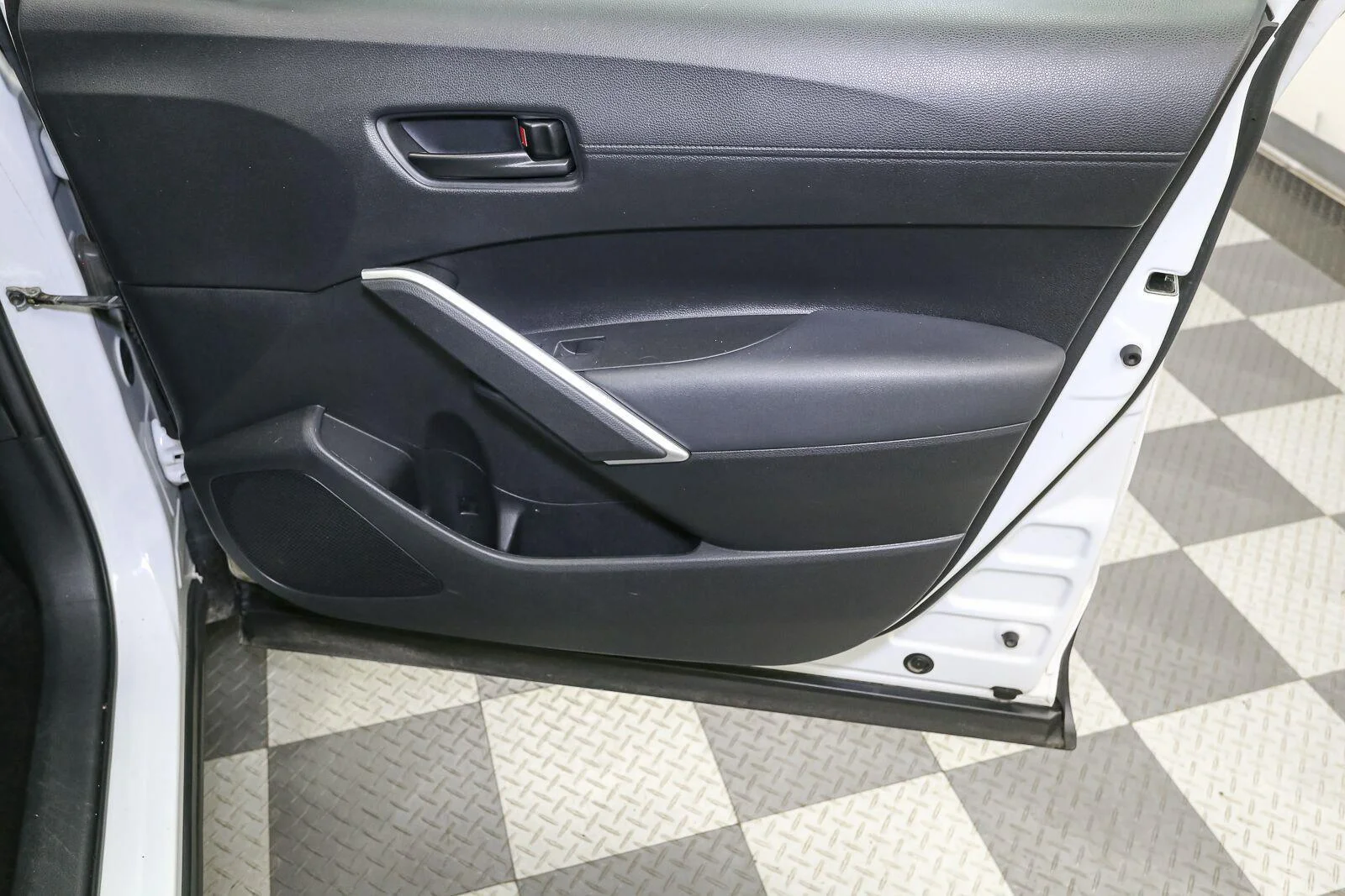 Used 2022 Wind Chill Pearl Toyota LE image 22