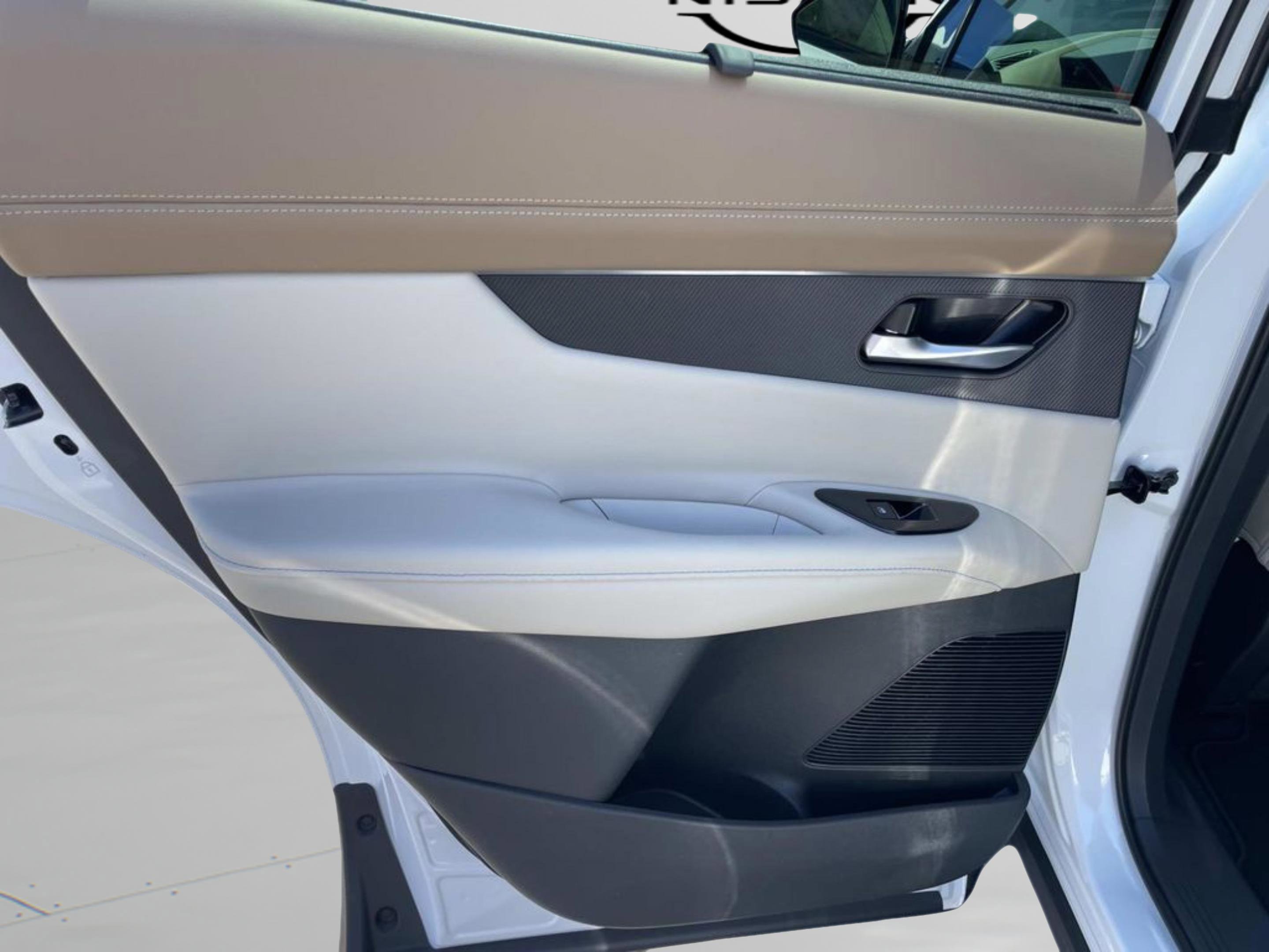 New 2026 Everest White Pearl TriCoat / Super Black Two-tone Nissan Platinum image 12