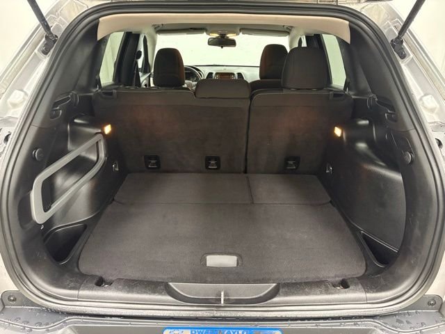 Used 2016 Silver Jeep Latitude image 8